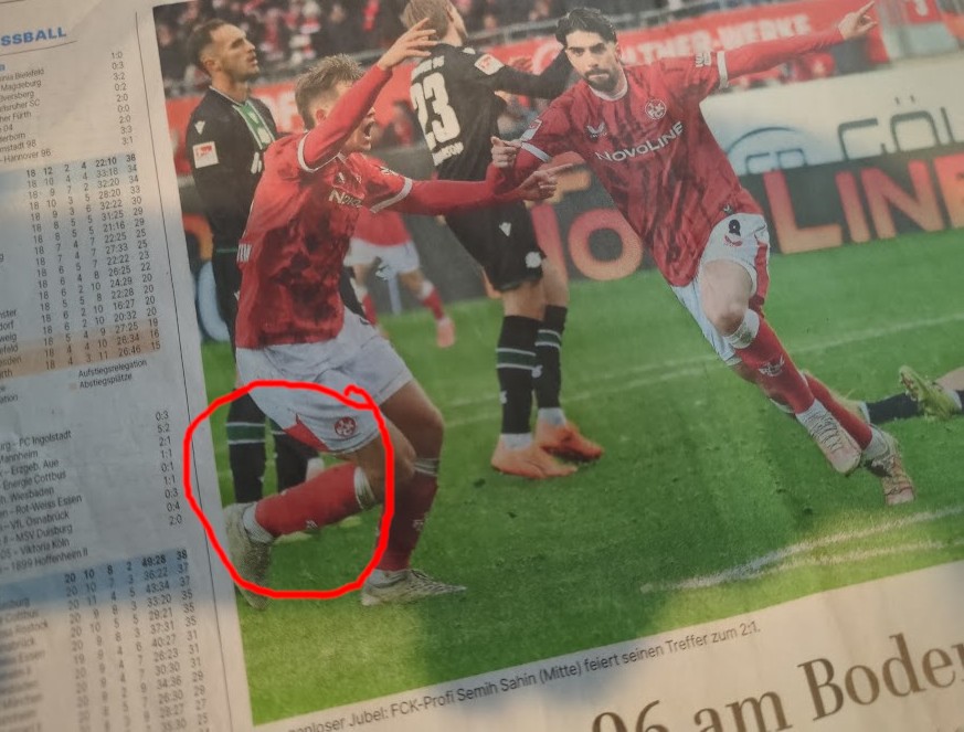 KI-Fehler: Spieler mit drei Beinen